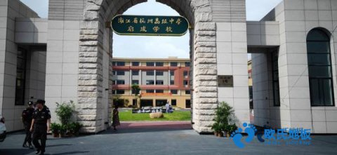 用哪種專業(yè)運(yùn)動(dòng)場木地板