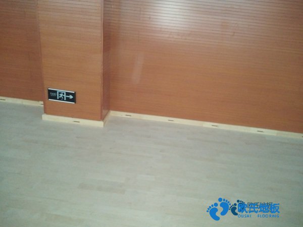 常見(jiàn)體育籃球地板安裝公司