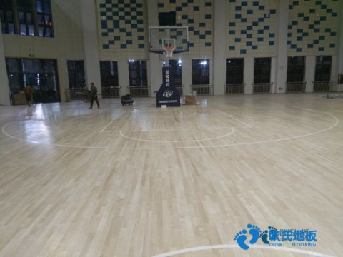 學(xué)?；@球場地木地板能拖嗎