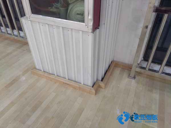 學(xué)?；@球場(chǎng)地木地板能拖嗎