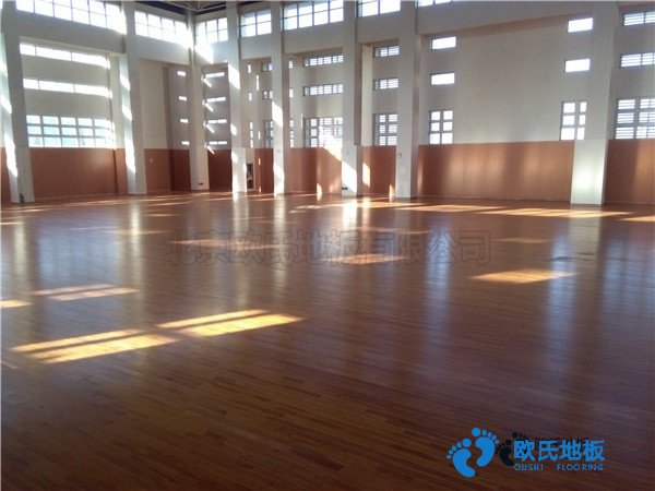 學(xué)?；@球場(chǎng)木地板的變形量