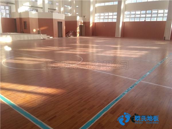 學(xué)?；@球場(chǎng)木地板的變形量