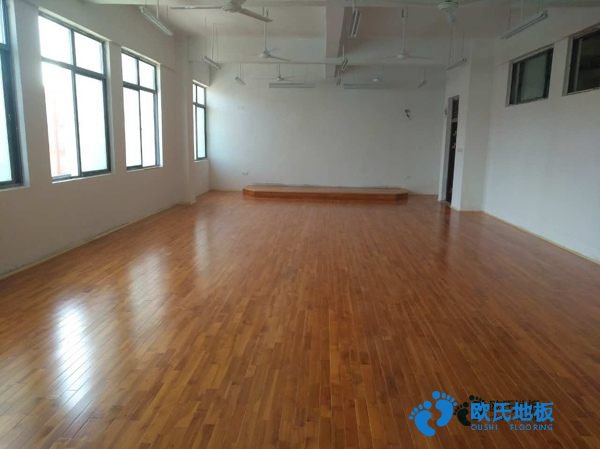 學(xué)?；@球場(chǎng)地地板特點(diǎn)