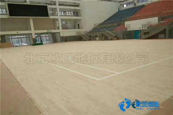 學(xué)?；@球場(chǎng)地地板生產(chǎn)設(shè)備