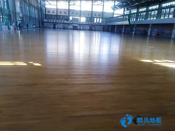 學(xué)?；@球館地板生產(chǎn)的工作環(huán)境