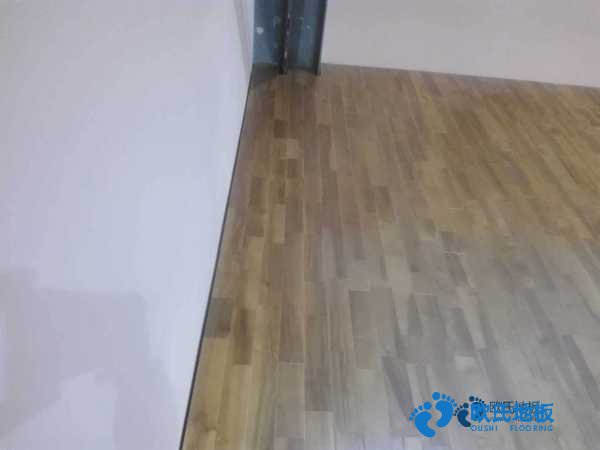 學(xué)?；@球場(chǎng)館地板的生產(chǎn)線