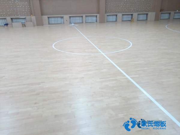 學(xué)?；@球場館木地板的含水率