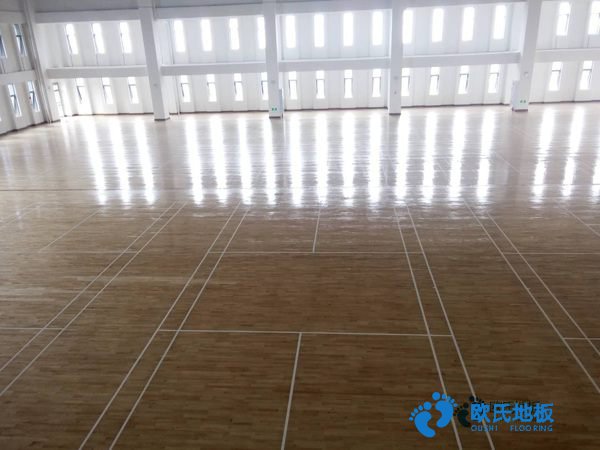 學(xué)?；@球場木地板施工隊