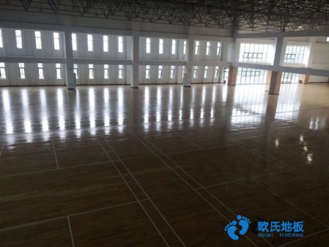 學(xué)?；@球場木地板施工隊(duì)