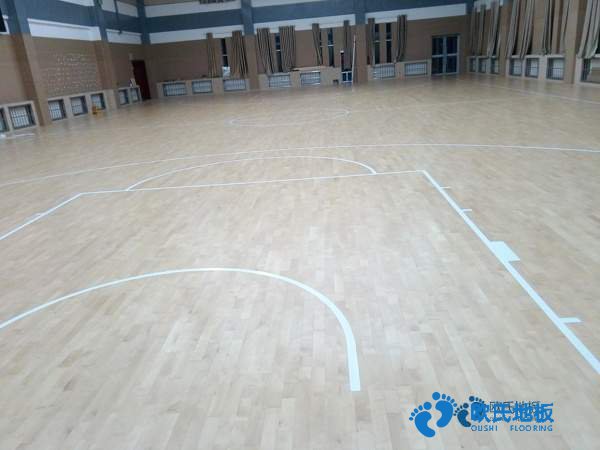 學(xué)校運(yùn)動地板施工隊(duì)