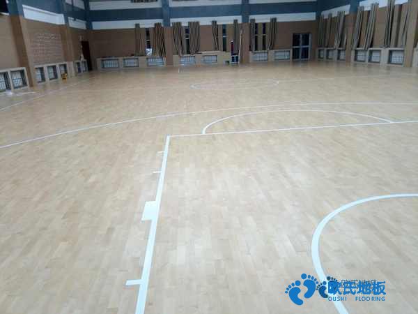 學(xué)校運(yùn)動地板施工隊(duì)