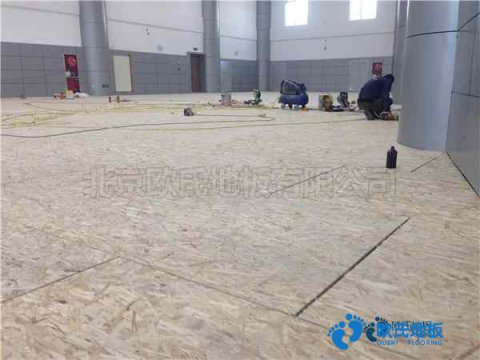 學(xué)?；@球場(chǎng)館地板如何拆