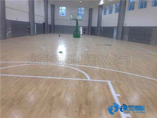 學(xué)?；@球場(chǎng)館地板如何拆