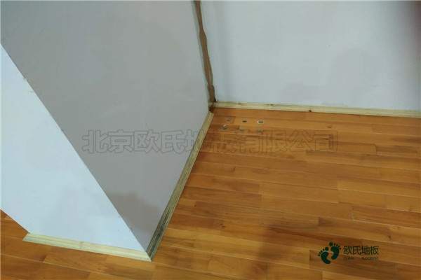 較好的籃球運(yùn)動木地板什么材質(zhì)的耐用