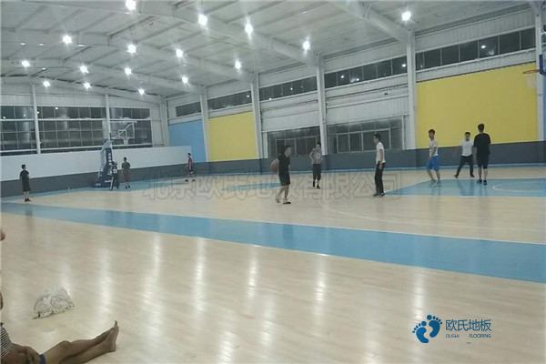 較好的籃球運(yùn)動(dòng)木地板上畫(huà)線(xiàn)