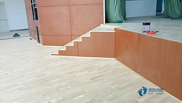 較好的籃球運(yùn)動木地板滑不滑